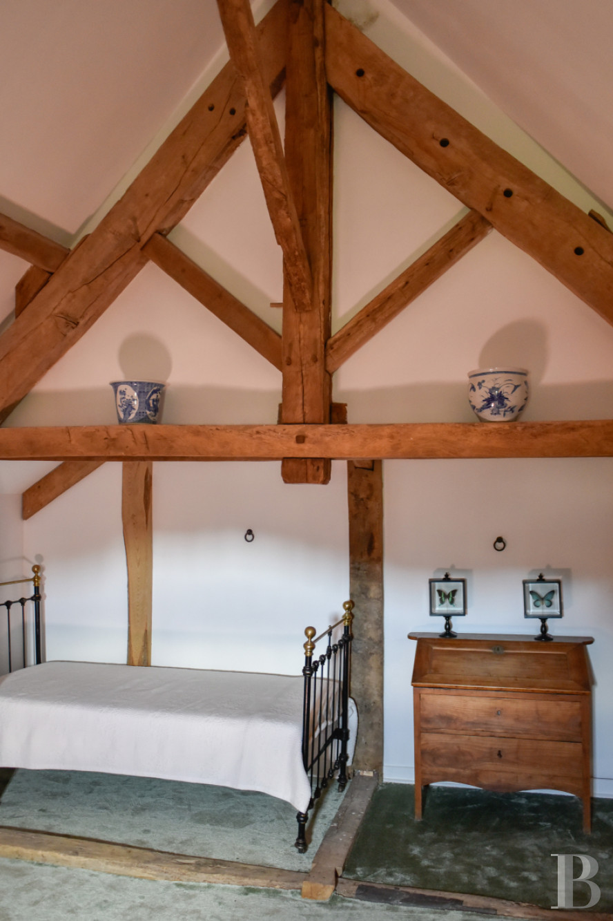 En Limousin, dans le sud-est de la Creuse et à proximité d’Aubusson, un logis indépendant du 17e siècle au centre d’une place forte médiévale,  - photo  n°22